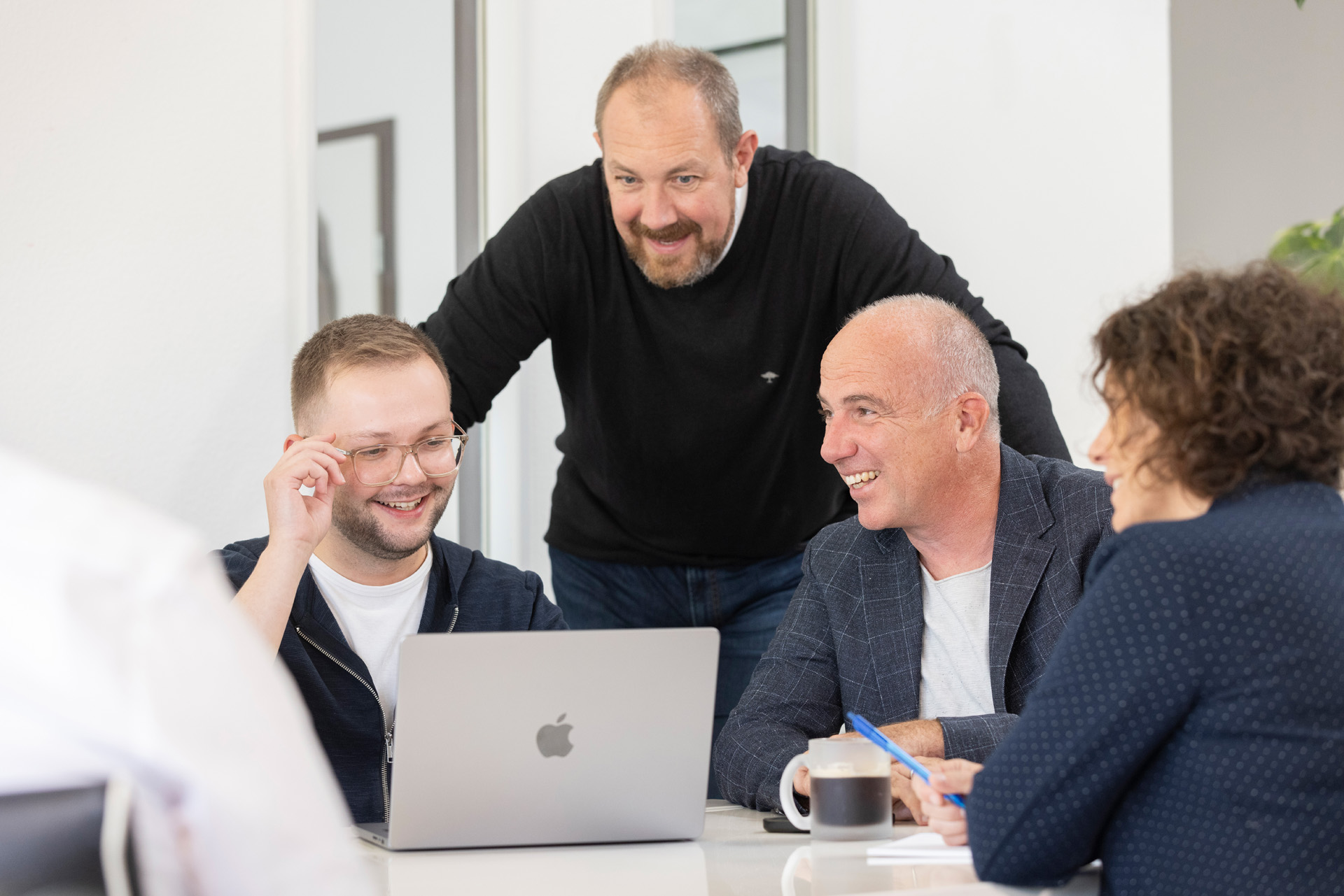 Das arcworx Team im Meeting an einem Laptop